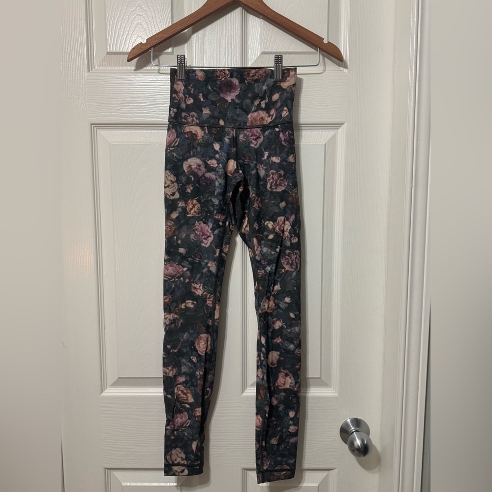 Lululemon wunder under high rise tight size 2 VVVGUC *flaw*